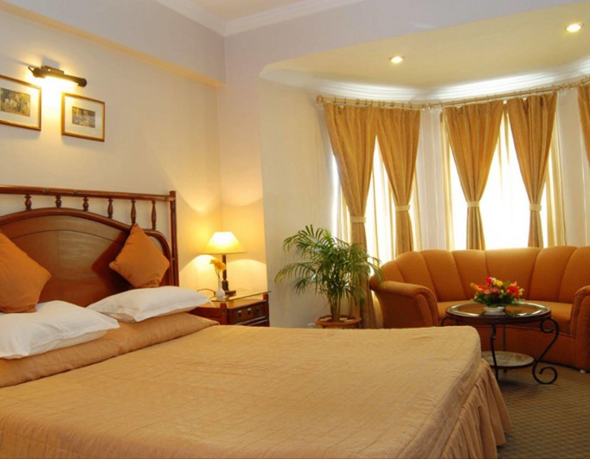 Hotel Swosti Premium Бхубанешвар Екстериор снимка