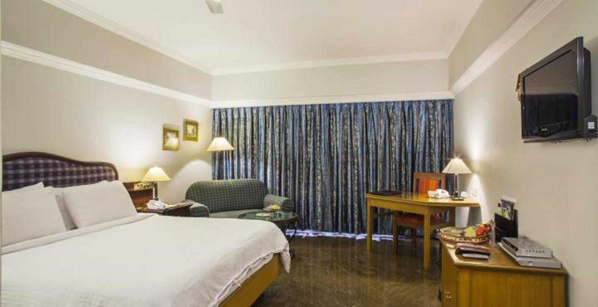 Hotel Swosti Premium Бхубанешвар Екстериор снимка